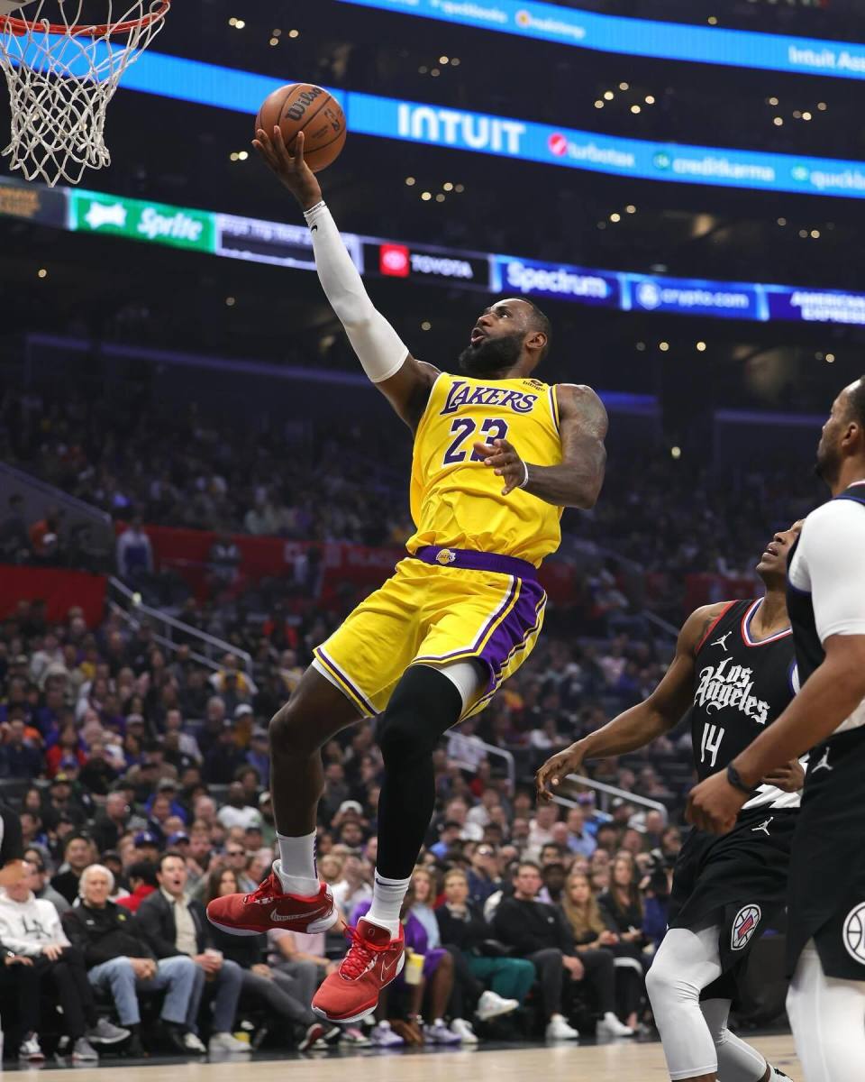 APP下载-包含詹姆斯连续十五场比赛得分超过出色防守，曼联不断突破！气势如虹延续的词条